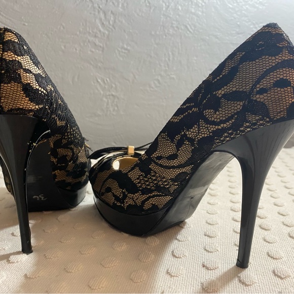 Guess lace peep toe pumps with a metal bow on the toe - Picture 15 of 16